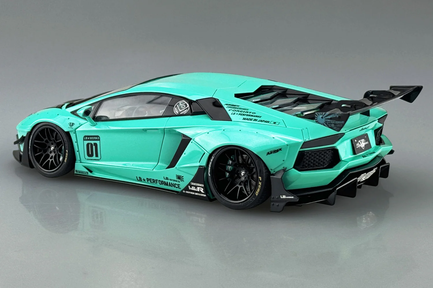 Aoshima LB-WORKS 1/24 Lamborghini Aventador Limited Edition Ver.2 - Image 3